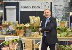 Hans de Jong van Koen Pack bij hun biologisch afbreekbare verpakkingen.